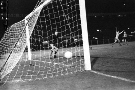 Nederland tegen Belgie 6-2. Sjaak Swart maakt een doelpunt, Bestanddeelnr 912-2536