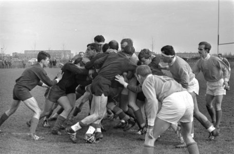 Nederland tegen Belgie, rugby, duel om de bal, Bestanddeelnr 920-1724