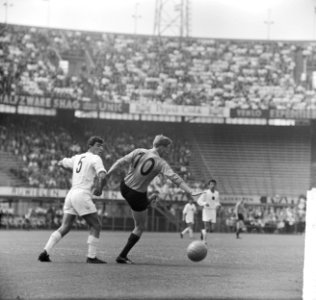 Nederland tegen Albanie 2-0, Kruiver in duel, Bestanddeelnr 916-4665