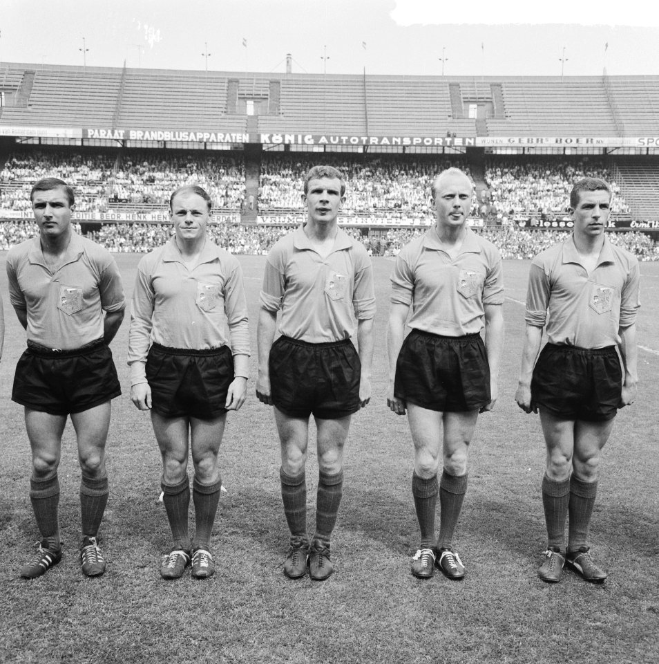 Nederland tegen Albanie 2-0, vlnr Veldhoen, Gerard 'Pummie' Bergholtz, Kraay, Bestanddeelnr 916-4679