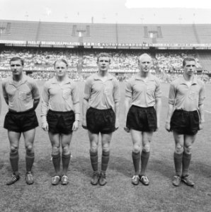Nederland tegen Albanie 2-0, vlnr Veldhoen, Gerard 'Pummie' Bergholtz, Kraay, Bestanddeelnr 916-4679