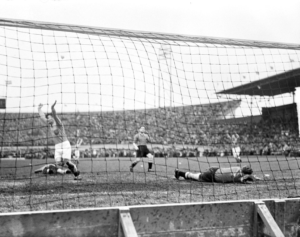 Nederland-België 3-3. Mick Clavan juicht nadat hij heeft gescoord (1-2), Bestanddeelnr 903-2647