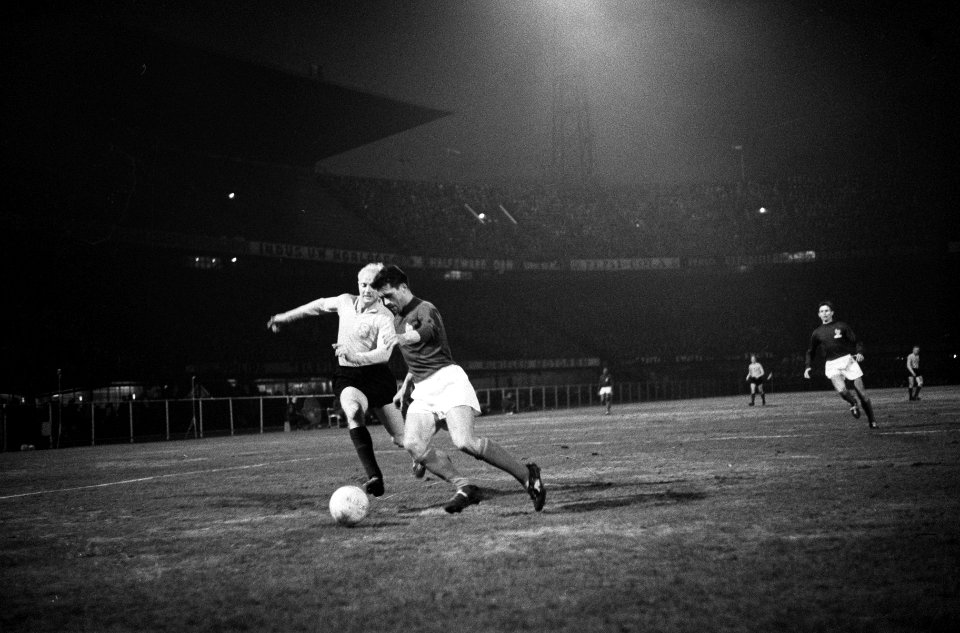 Nederland tegen Frankrijk 1-0 Nederlandse aanval keeper Bernard haalt bal voor , Bestanddeelnr 915-0486