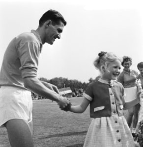 Nederland tegen Belgie 8-2, korfbal Cees van Lunteren kreeg bloemen van zijn doc, Bestanddeelnr 917-8009