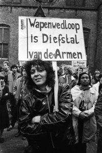 Nederland staat stil in het kader van de actieweek tegen kruisraket demonstrant, Bestanddeelnr 932-9637