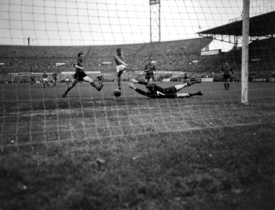 Nederland tegen Belgie 1-1 Piet Keizer scoort doelpunt (vlnr Hanon, Keizer, Ni, Bestanddeelnr 915-6492