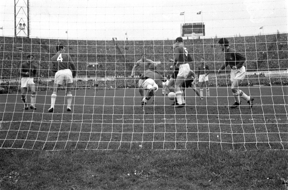 Nederland tegen Zwitserland 3-1, Zwitsere keeper Ansermett, Prins (links) en Gro, Bestanddeelnr 914-5003