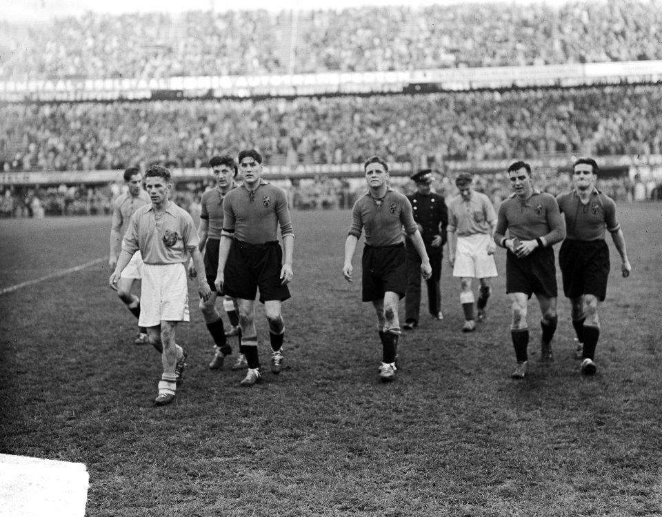 Nederland tegen Belgie 0-1. De spelers lopen van het veld (rust of einde wedstr, Bestanddeelnr 903-6982