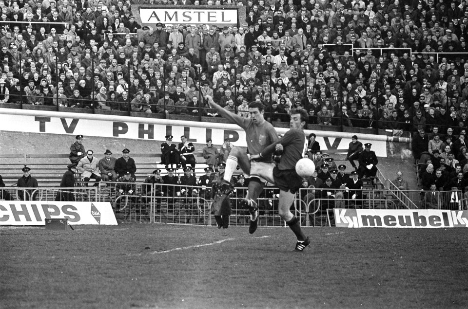 Nederland tegen Belgie 1-2. Phalplatz in duel met Pol van Himst (rechts), Bestanddeelnr 921-2356
