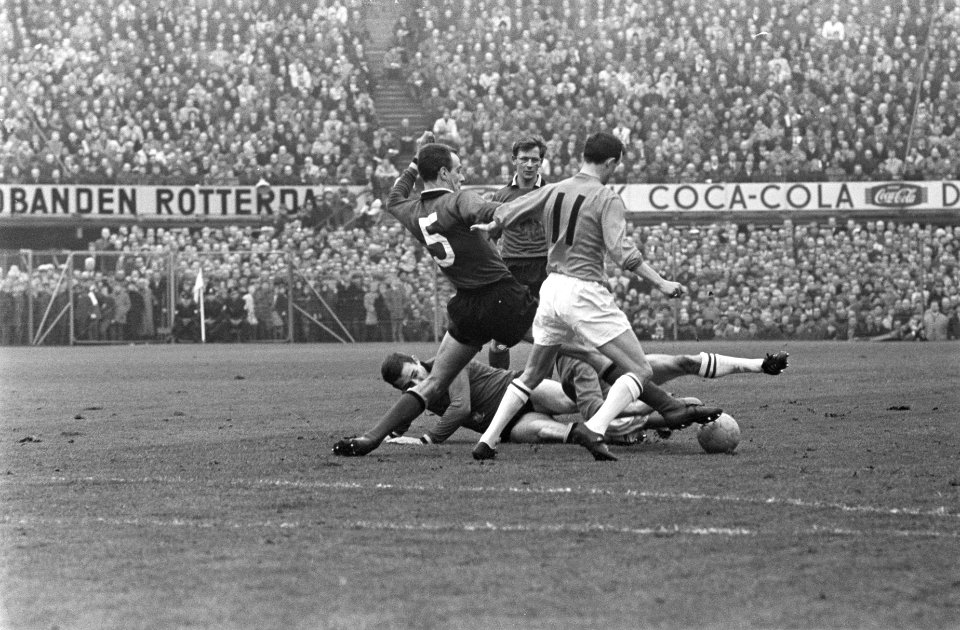 Nederland tegen Belgie 3-1, Moulijn (nr. 11) temidden van Belgische verdedigers, Bestanddeelnr 919-0392