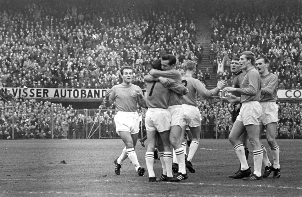 Nederland tegen Belgie 3-1, Nederlands elftal juicht na een doelpunt van Van der, Bestanddeelnr 919-0393