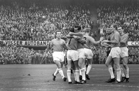 Nederland tegen Belgie 3-1, Nederlands elftal juicht na een doelpunt van Van der, Bestanddeelnr 919-0393