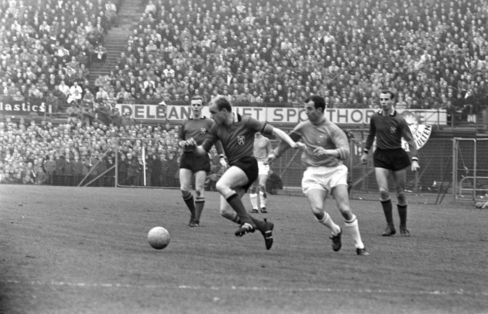 Nederland tegen Belgie 3-1, Belgische verdediger speelt Moulijn uit, Bestanddeelnr 919-0398