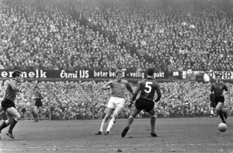 Nederland tegen Belgie 3-1, Piet Keizer temidden van Belgische verdedigers, Bestanddeelnr 919-0396
