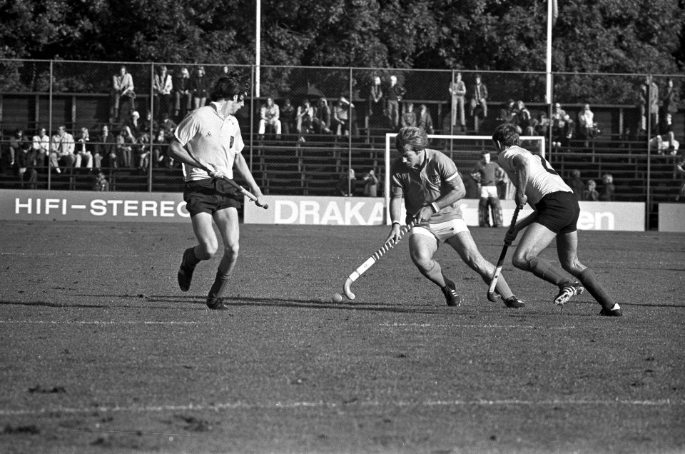 Nederland tegen Belgie 6-0 (hockey) Frans Spits in due met Milerque, Bestanddeelnr 927-5110