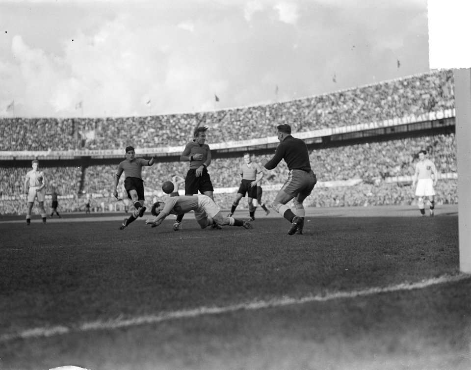 Nederland tegen Belgie 0-1.Spelmoment (voor het doel van Piet Kraak), Bestanddeelnr 903-6978
