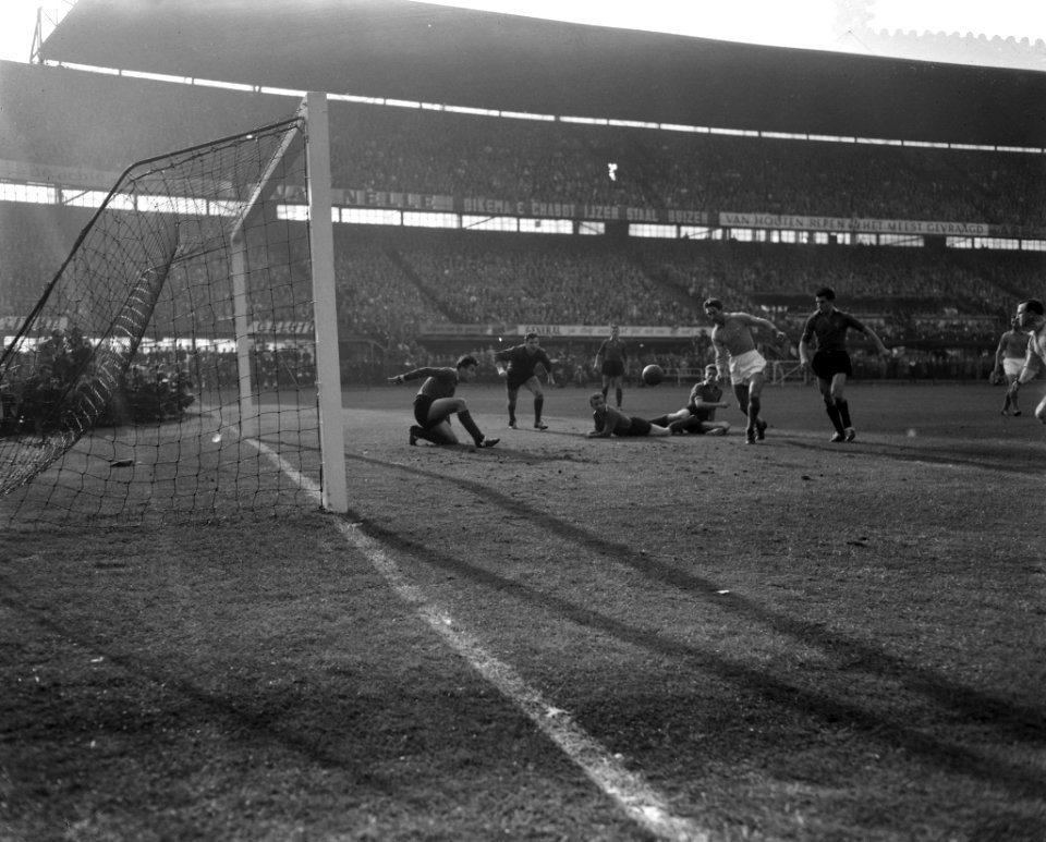 Nederland tegen Belgie 9-1, Faas Wilkes scoort 6-0, Bestanddeelnr 910-7231