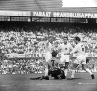Nederland tegen Albanie 2-0, Bennie Muller zit op keeper Janku, Bestanddeelnr 916-4666