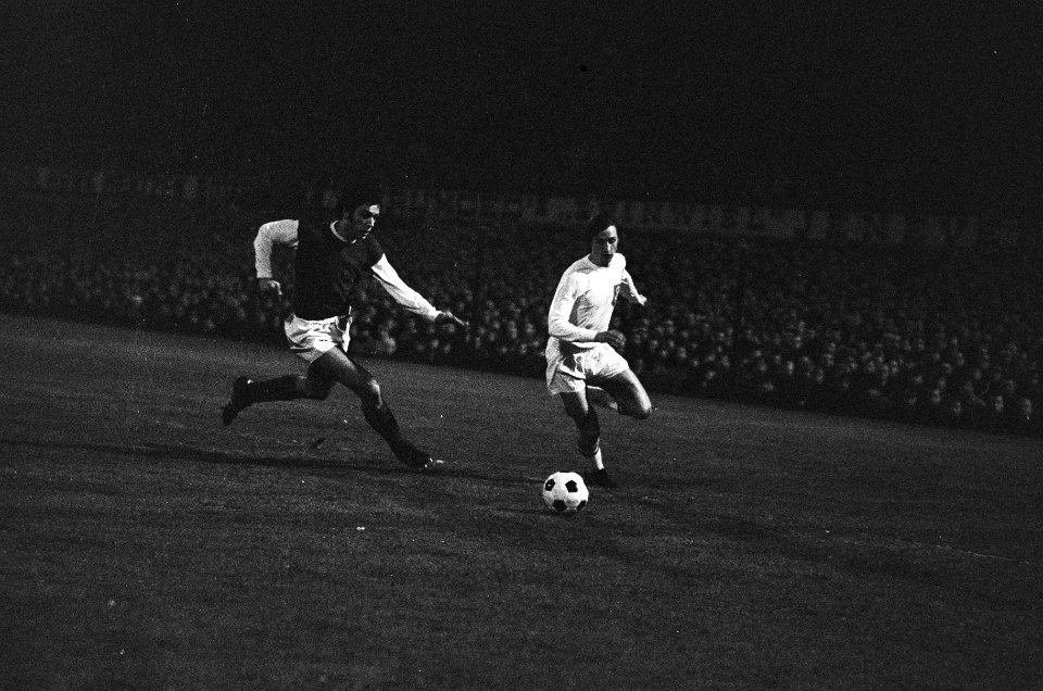 Nederland tegen Luxemburg 6-0 Cruijff in actie, rechts, Bestanddeelnr 924-3002