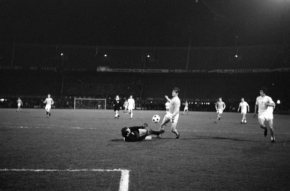 Nederland tegen Tsjecho Slowakije te Rotterdam 2-0 Jan Klijnjan in duel met keep, Bestanddeelnr 922-3049
