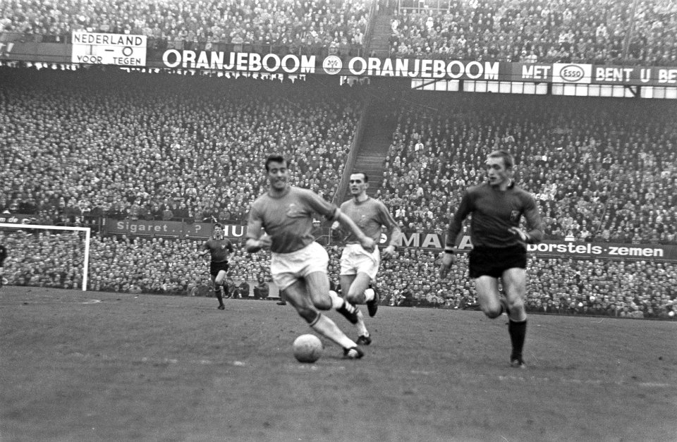 Nederland tegen Belgie 3-1, Veldhoen in aktie. Achter hem Schrijvers, Bestanddeelnr 919-0394