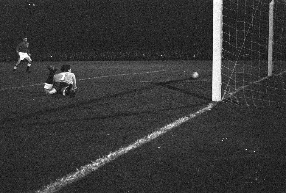 Nederland tegen Noorwegen 7-1, doelman Weltz (Noorwegen) actie, Bestanddeelnr 910-8001