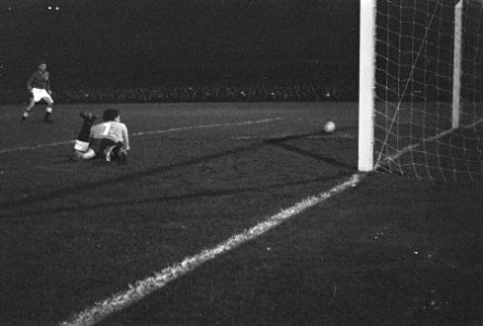 Nederland tegen Noorwegen 7-1, doelman Weltz (Noorwegen) actie, Bestanddeelnr 910-8001