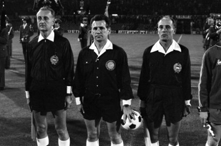 Nederland tegen Zwitserland 1-0, scheidsrechter L Somlai (midden) met de grensr, Bestanddeelnr 927-5030