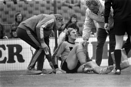 Nederland tegen Belgie 5-0 , Neeskens geblesseerd, Bestanddeelnr 928-5404