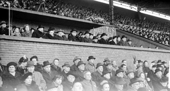 Nederland-België 3-3. Drees, Spank en Latoy op tribune, Bestanddeelnr 903-2649