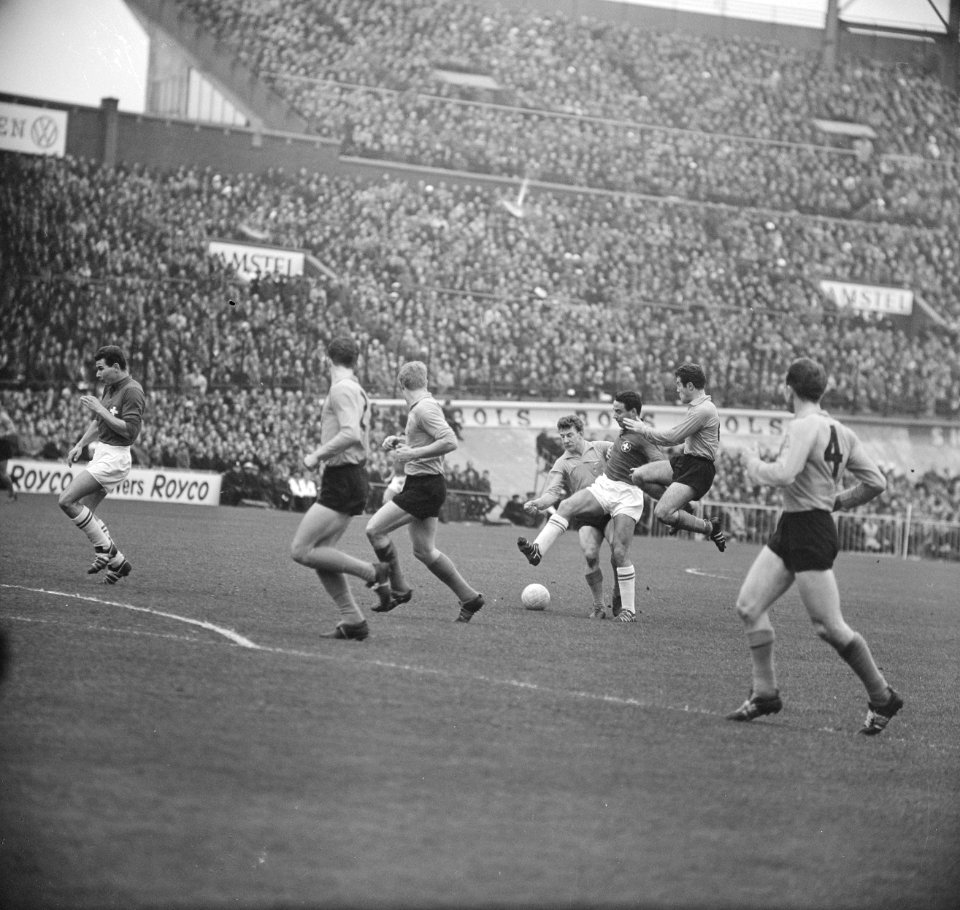 Nederland tegen Zwitserland 3-1, vlnr Haak, Pronk, een zwitser, Muller en Va, Bestanddeelnr 914-4993