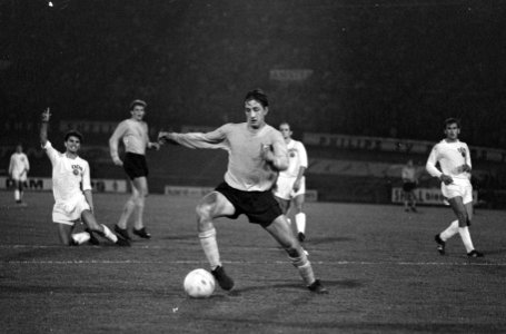 Nederland tegen Oost-Duitsland 1-0. Johan Cruijff sticht verwarring in DDR-verde, Bestanddeelnr 920-6983