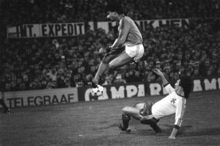 Nederland tegen Malta 5-0, voorronde EK-voetbal Ruud Gullit in duel met Farrugi, Bestanddeelnr 932-8125