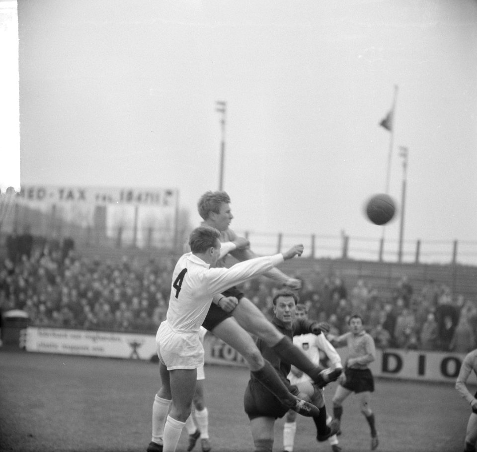 Nederland tegen Oost Duitsland amateurvoetbal 0-1, aanval op het Oost Duitse doe, Bestanddeelnr 916-1764