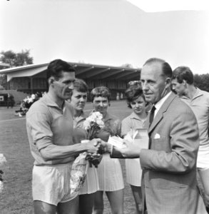 Nederland tegen Belgie 8-2, korfbal Cees van Lunteren en voorzitter keuzecommiss, Bestanddeelnr 917-8010