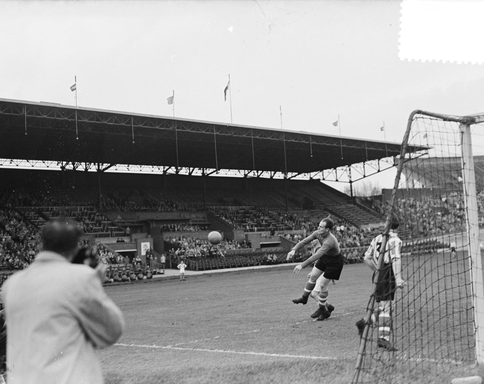 Nederland (B) tegen Sunderland 3-7 keper Mapson in actie, Bestanddeelnr 905-0987