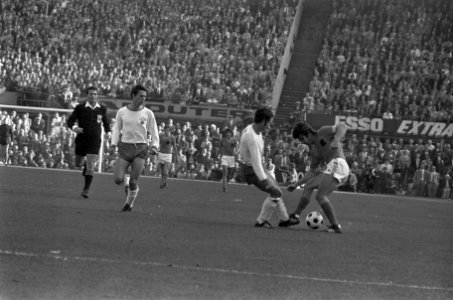 Nederland tegen Oost Duitsland 3-2, Van Hanegem (l) en Doner, Bestanddeelnr 925-0327