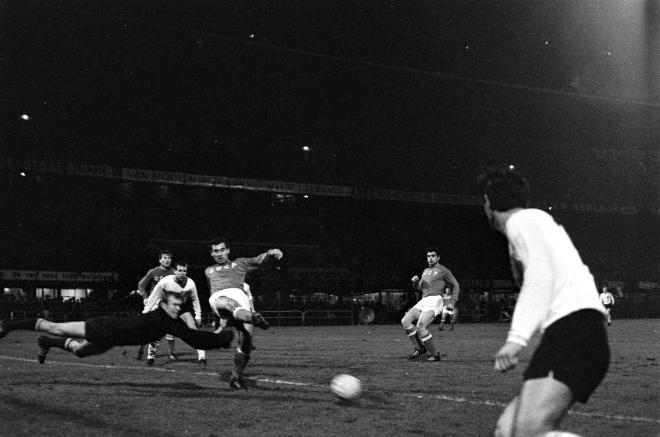 Nederland tegen Rusland 3-1 te Rotterdam. Keeper Psenitsjnikof in duikvlucht op , Bestanddeelnr 920-8887