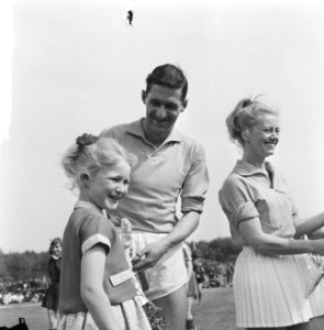 Nederland tegen België 8-2, korfbal Cees van Lunteren kreeg bloemen van zijn doc, Bestanddeelnr 917-8008