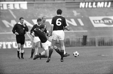Nederland tegen Schotland 0-0. Keeper Clark stopt schot van Van der Kuylen, Bestanddeelnr 921-4041