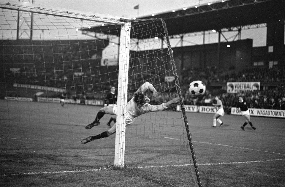 Nederland tegen Schotland 0-0. Keeper Clark stopt schot van Van der Kuylen, Bestanddeelnr 921-4038
