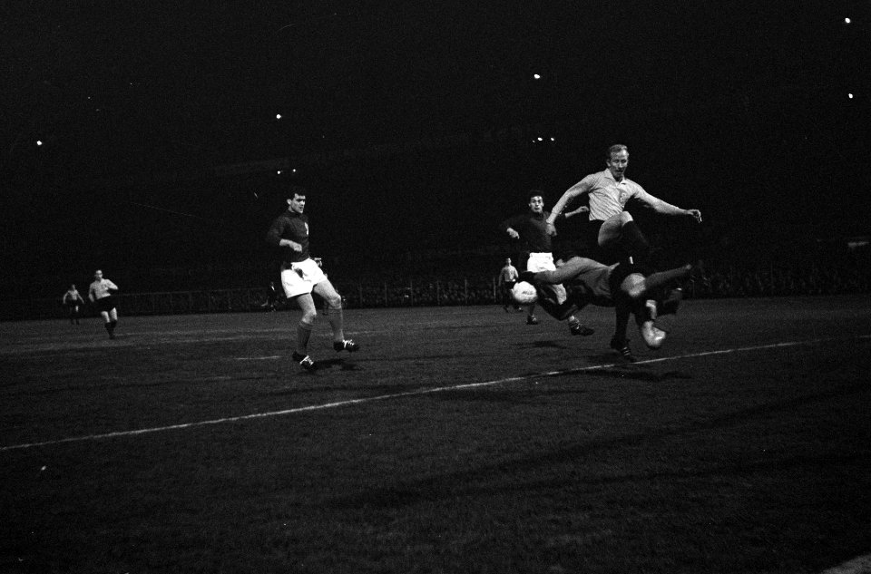 Nederland tegen Frankrijk 1-0 Keeper Bernard grijpt de bal voor Henk Groot weg, Bestanddeelnr 915-0485