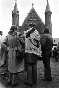 Nederland staat stil in het kader van de actieweek tegen kruisraket demonstrant, Bestanddeelnr 932-9638