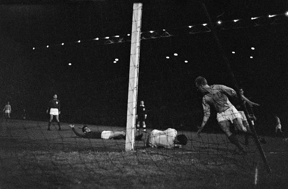 Nederland tegen Mexico 1-2, voetbal in het Olympisch Stadion Schuurman in duel , Bestanddeelnr 912-3695