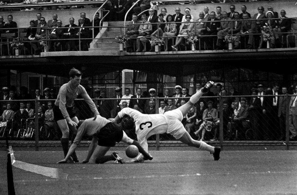 Nederland tegen Albanie 2-0, de Albanees Hallili (no 3) duikt over Kruiver, Ver, Bestanddeelnr 916-4673