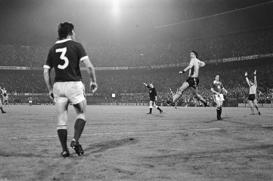 Nederland tegen Noord Ierland Cruijff juicht na doelpun rechts Haan, midden Ie, Bestanddeelnr 928-8288