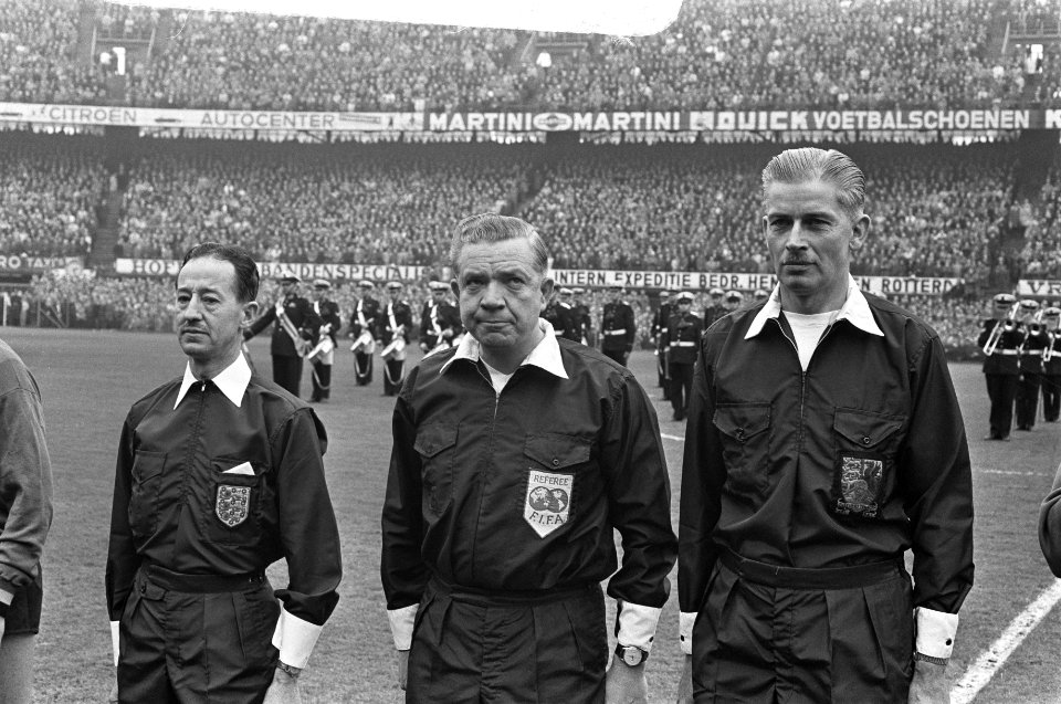 Nederland tegen Belgie 3-1, Arbritrale trio met in het midden scheidsrechter J. , Bestanddeelnr 919-0406