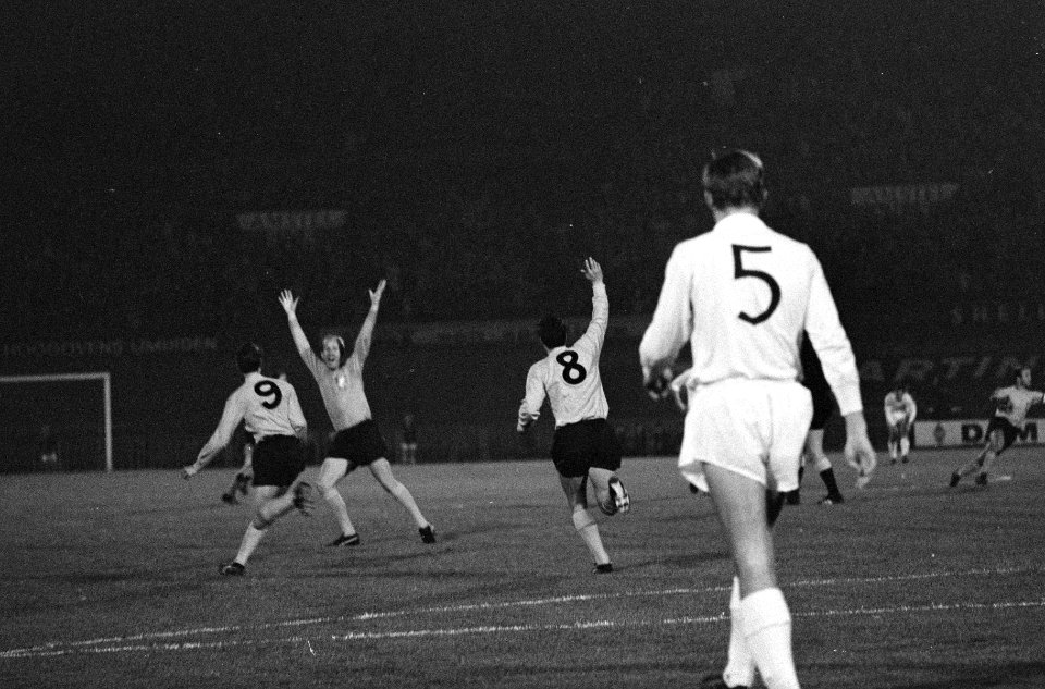 Nederland tegen Oost-Duitsland 1-0. Cruijff heeft gescoord en rent terug midden , Bestanddeelnr 920-6981