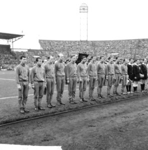 Nederland tegen Oostenrijk 1-1, het Oostenrijks en Nederlands elftal, Bestanddeelnr 916-2942