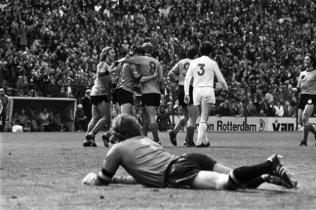 Nederland tegen Belgie 5-0 Rensenbrink omhelsd door Rep en Neeskens, op de gron, Bestanddeelnr 928-5395